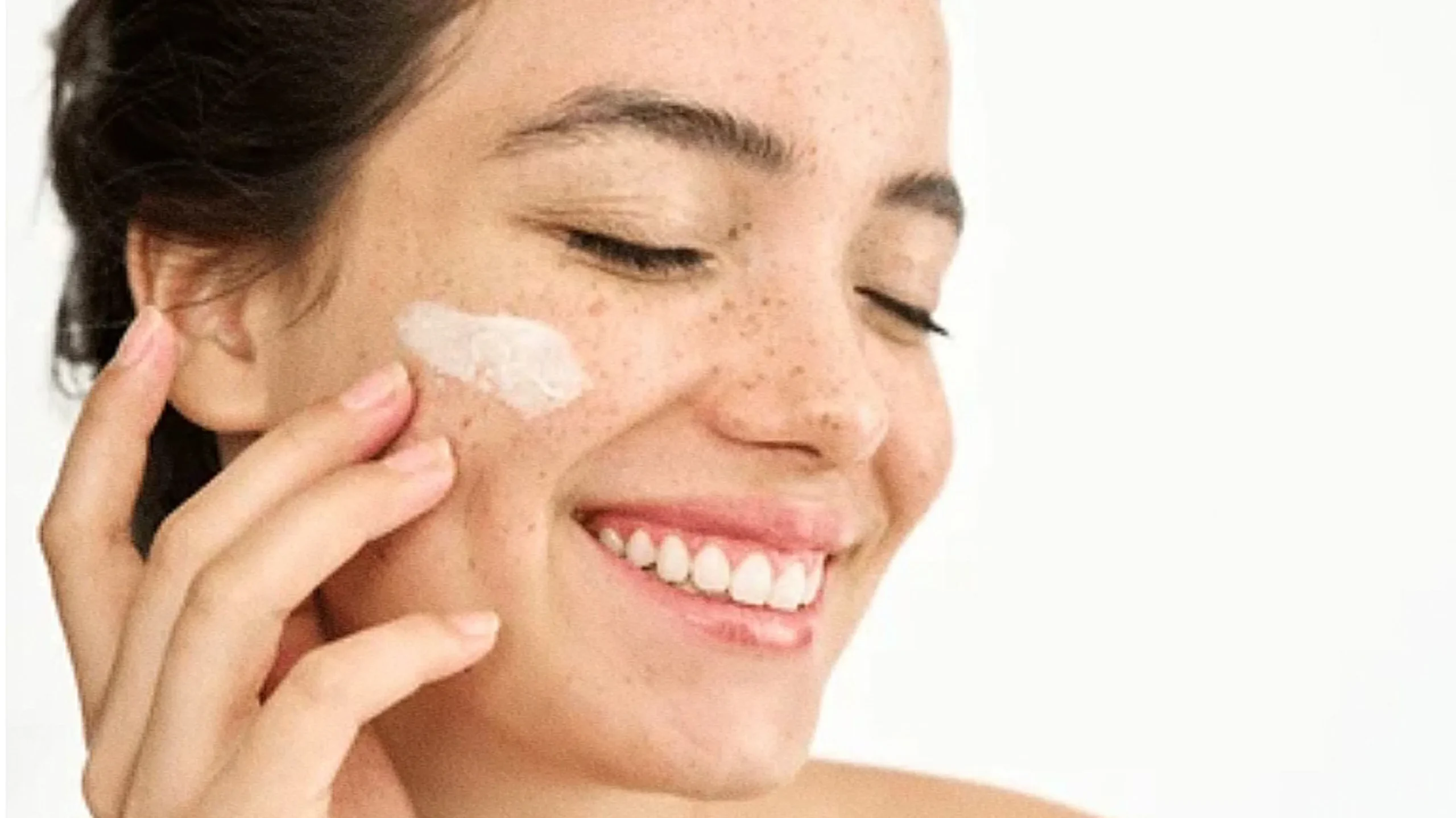 آیا ضدآفتاب لکههای صورت را از بین میبرد؟ بررسی علمی و راهکارهای مؤثر 2 Anti-Pigmentation-Sunscreen01